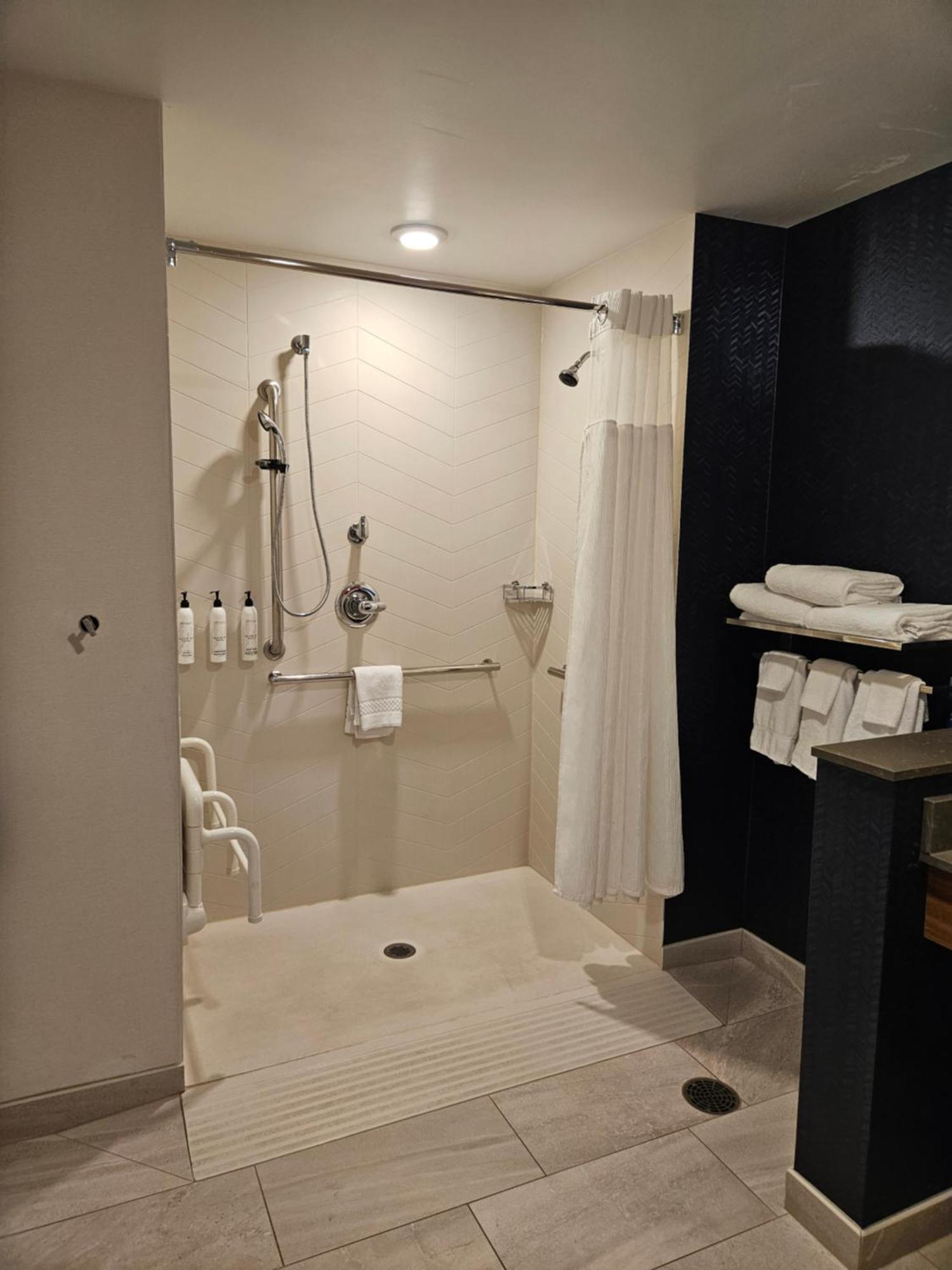 Hotel Fairfield & By Marriott Waterfront 3*